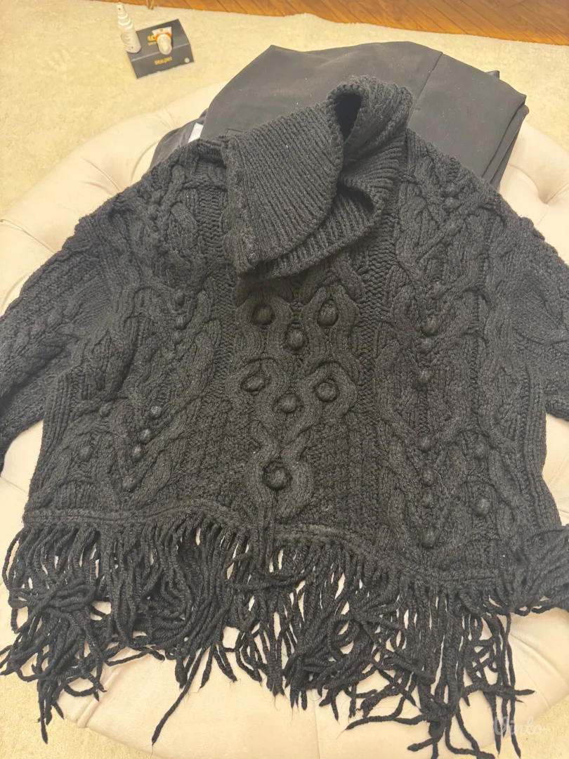 Crni dzemper sa resama zara