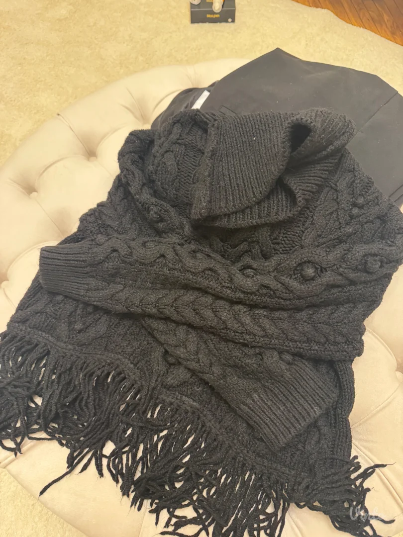 Crni dzemper sa resama zara