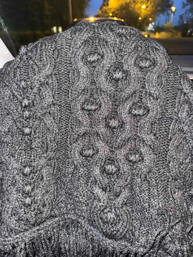 Crni dzemper sa resama zara