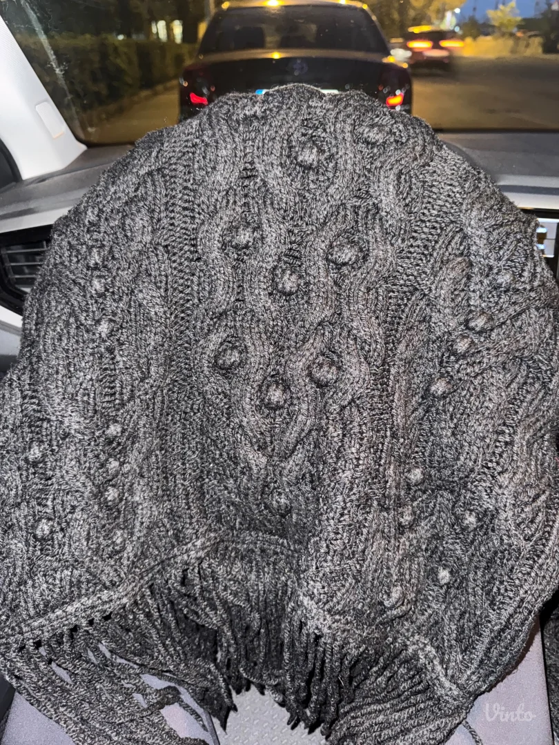 Crni dzemper sa resama zara