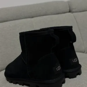 UGG cizme nove br.38