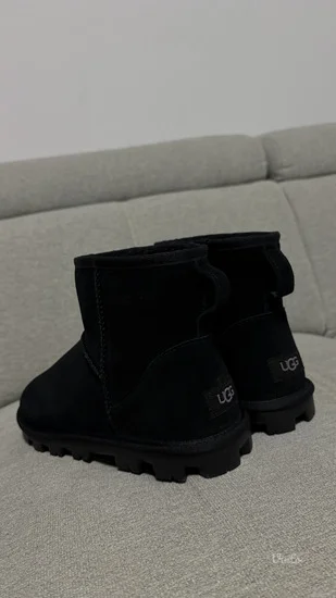 UGG cizme nove br.38