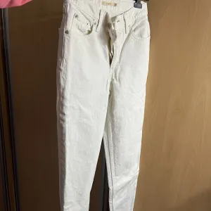 Levis bele zenske farmerke