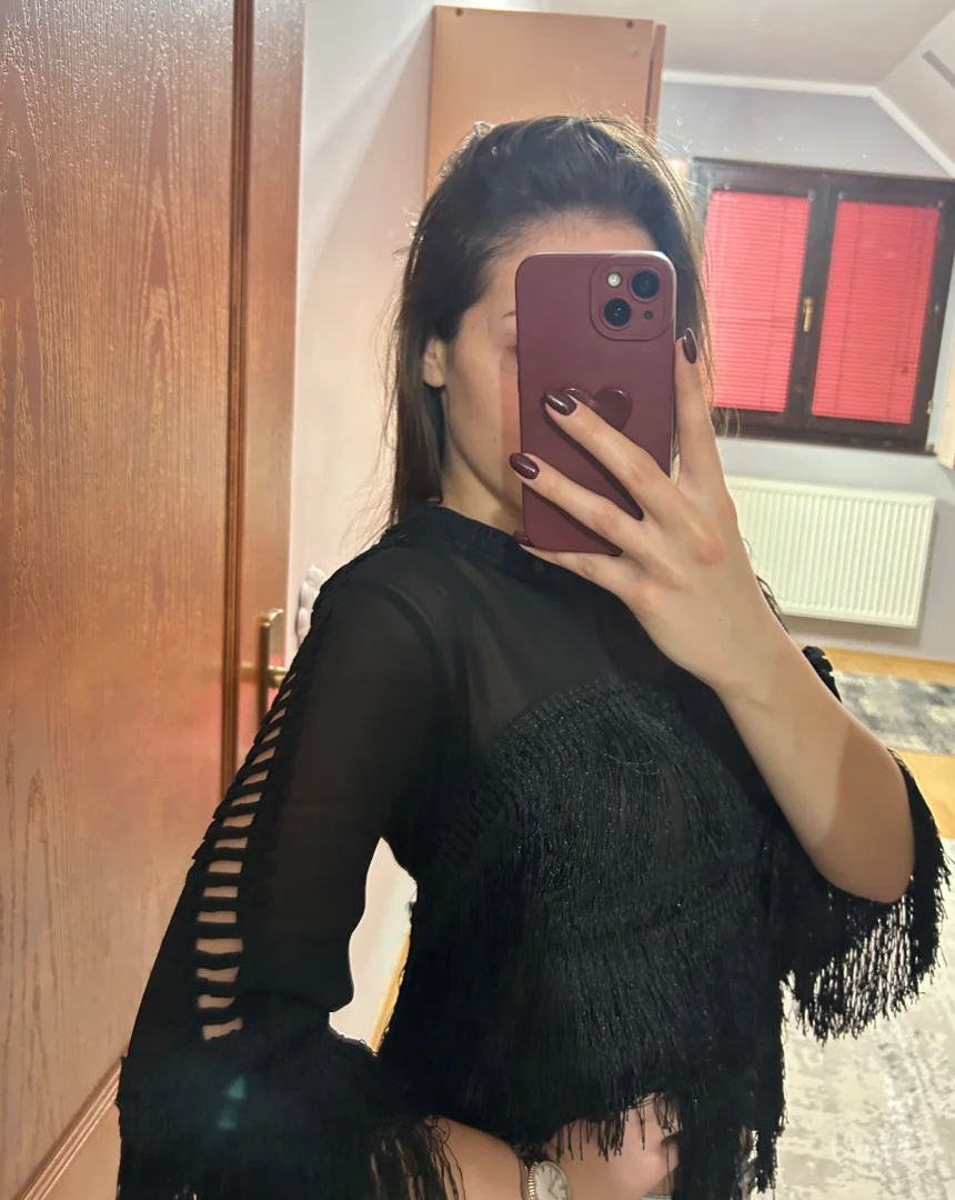 Crna bluza sa resama