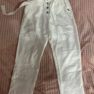 Ramax bele pantalone