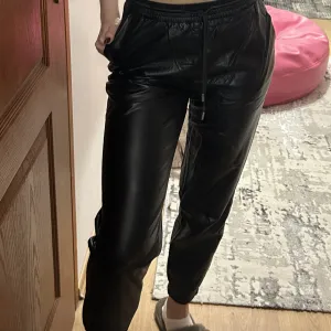 Kozne pantalone crne