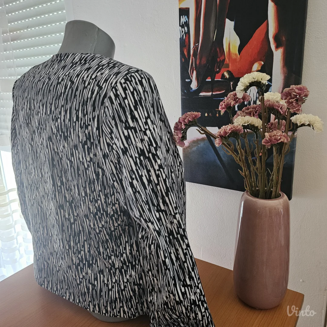 NOVO Predivan crno-beli sako