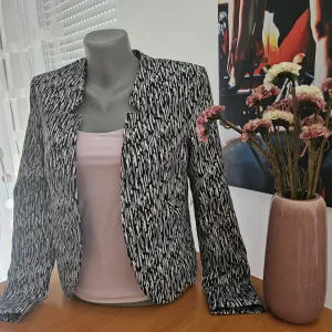 NOVO Predivan crno-beli sako