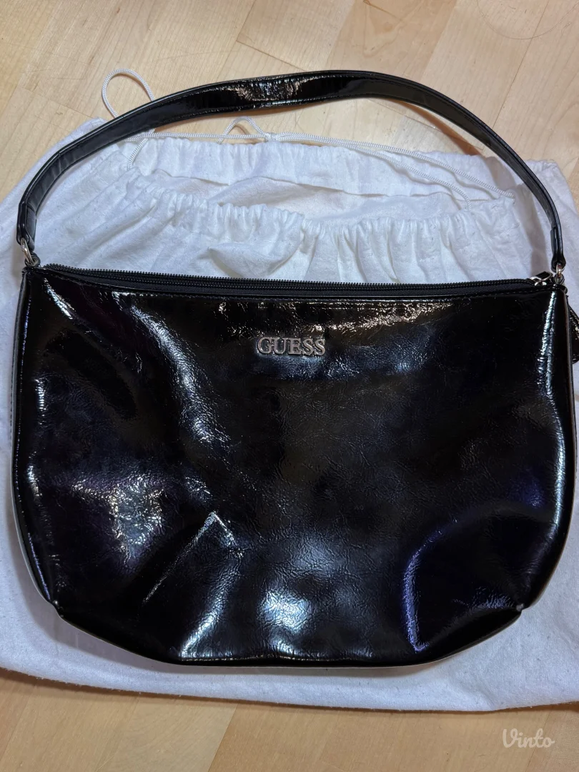 Guess lakovana torbica