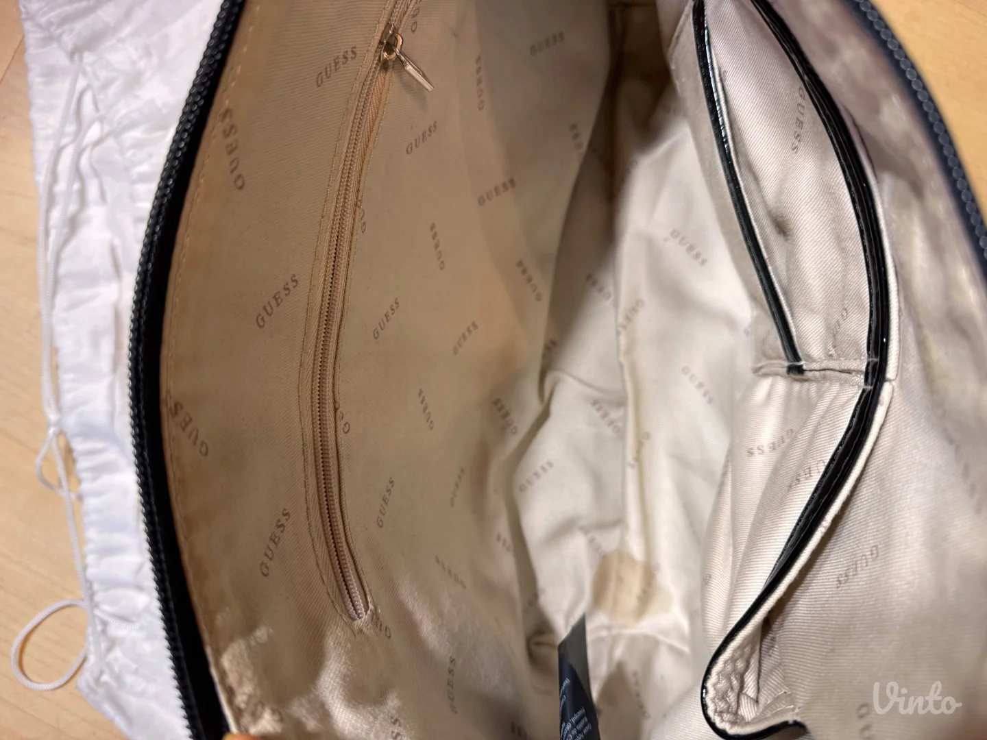 Guess lakovana torbica