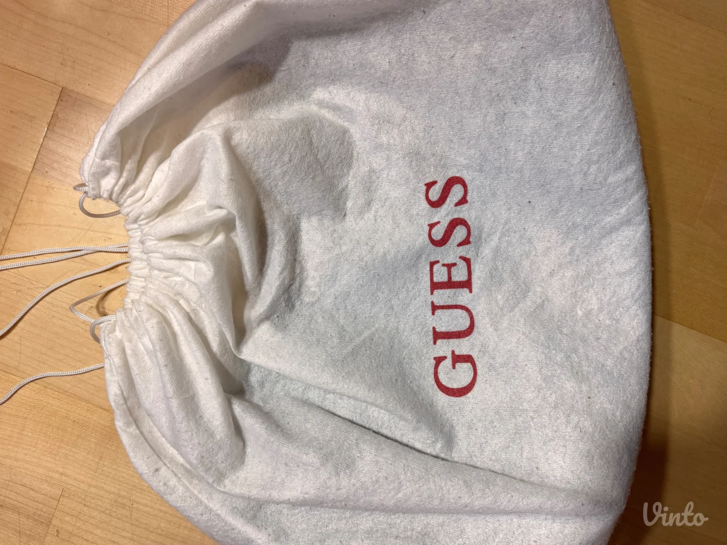 Guess lakovana torbica