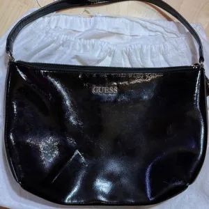Guess lakovana torbica
