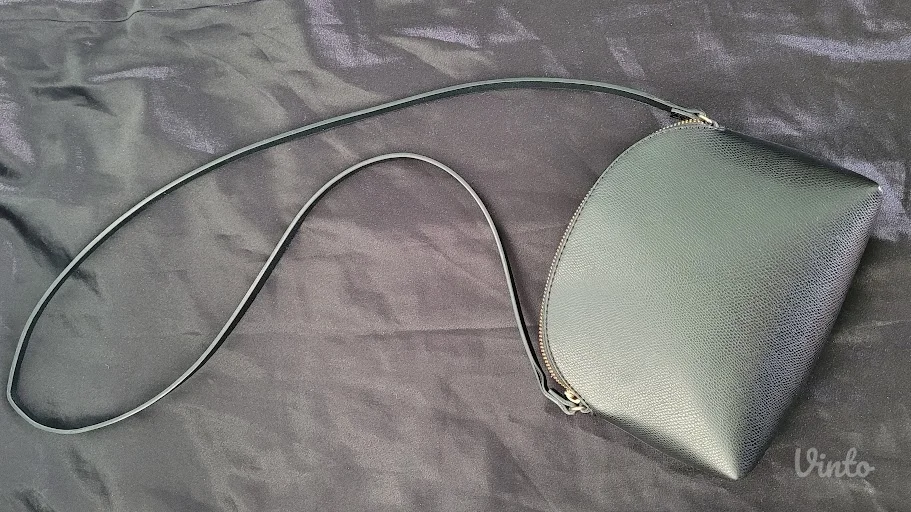 H&m crna kozna torbica