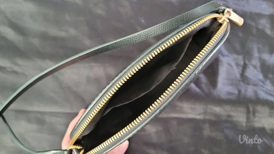 H&m crna kozna torbica