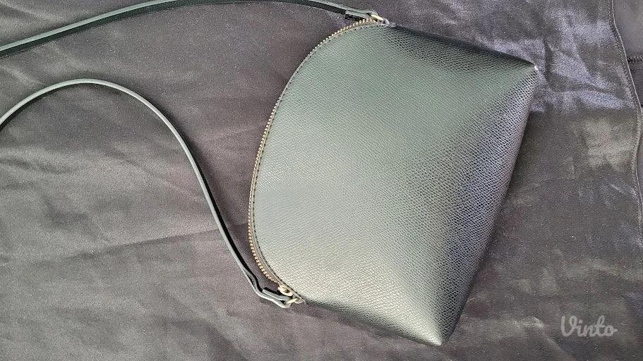 H&m crna kozna torbica