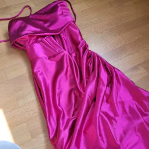 Satenska korset haljina