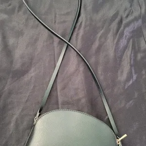 H&m crna kozna torbica
