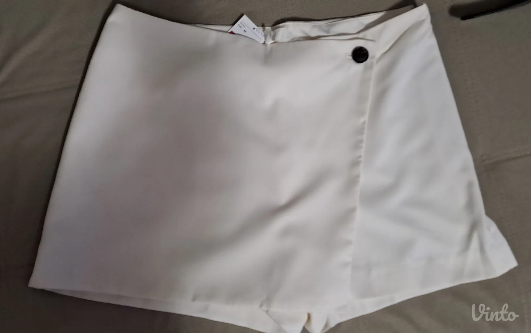 Suknja-šorts na preklop sa etiketom