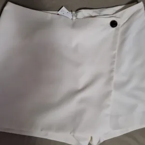 Suknja-šorts na preklop sa etiketom