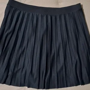 H&M nova plisirana suknja