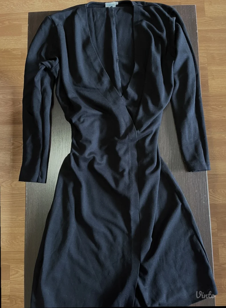 Crna haljina sa V izrezom