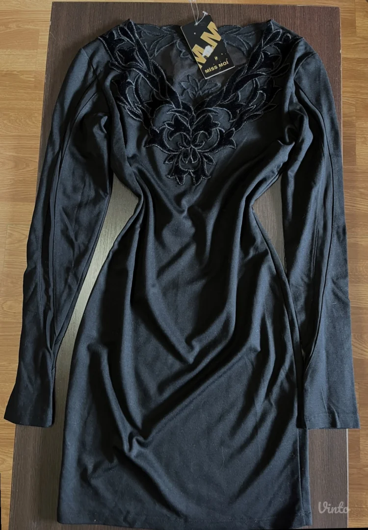 Crna uska haljina sa prelepim detaljima na vratu i dekolteu