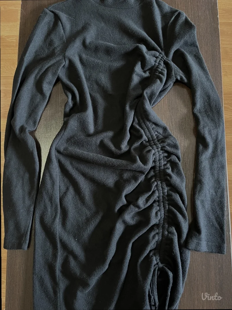 Crna uska i kratka haljina