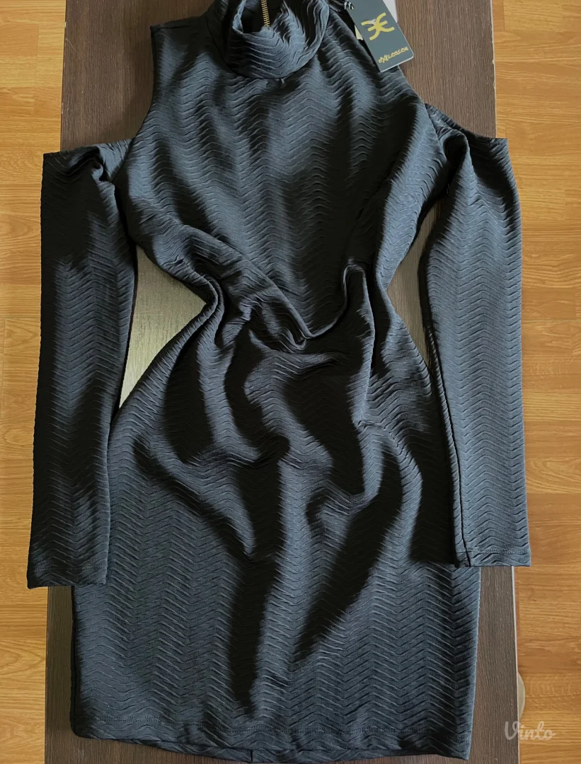 Crna haljina sa golim ramenima