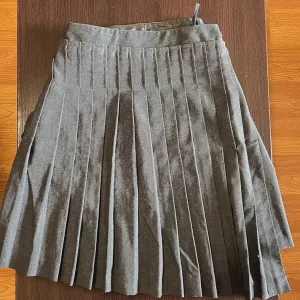 Kratka suknja na falte