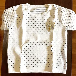 Chanel majica sa bisernim detaljima