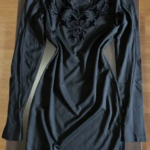 Crna uska haljina sa prelepim detaljima na vratu i dekolteu