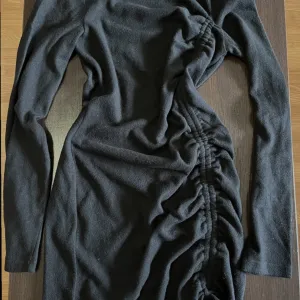 Crna uska i kratka haljina