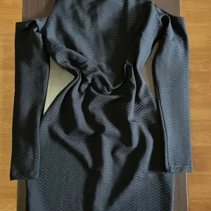 Crna haljina sa golim ramenima