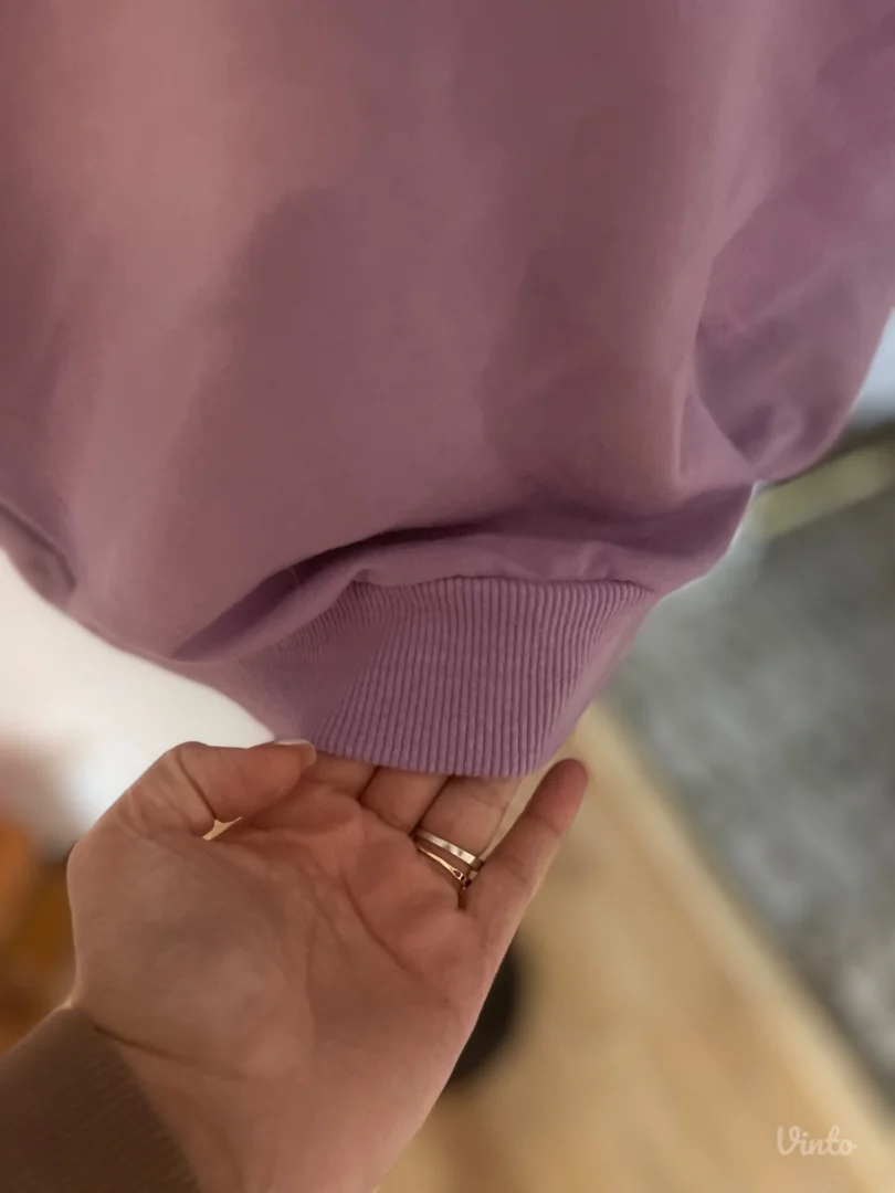 Lila majica sa perlama