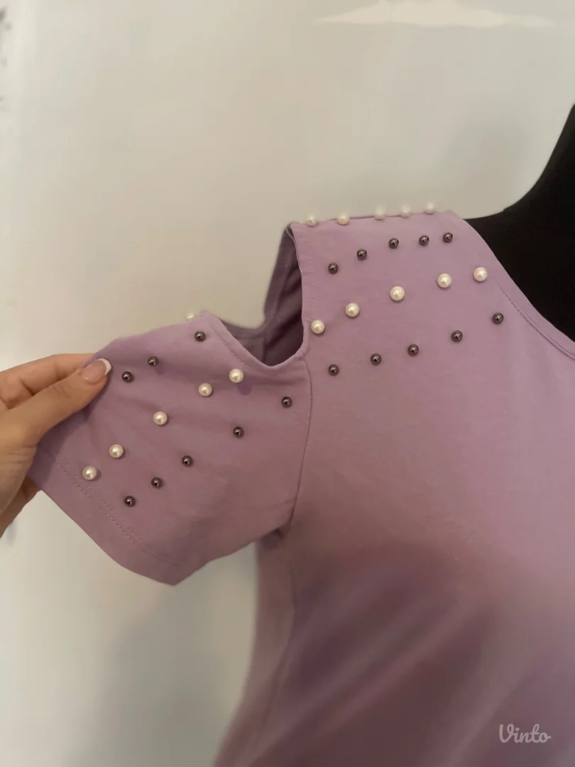 Lila majica sa perlama