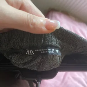 Zara model Sirokih pantalona sivo-crne