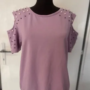 Lila majica sa perlama