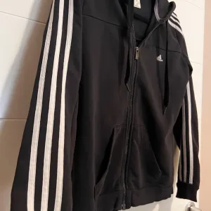 Adidas duks