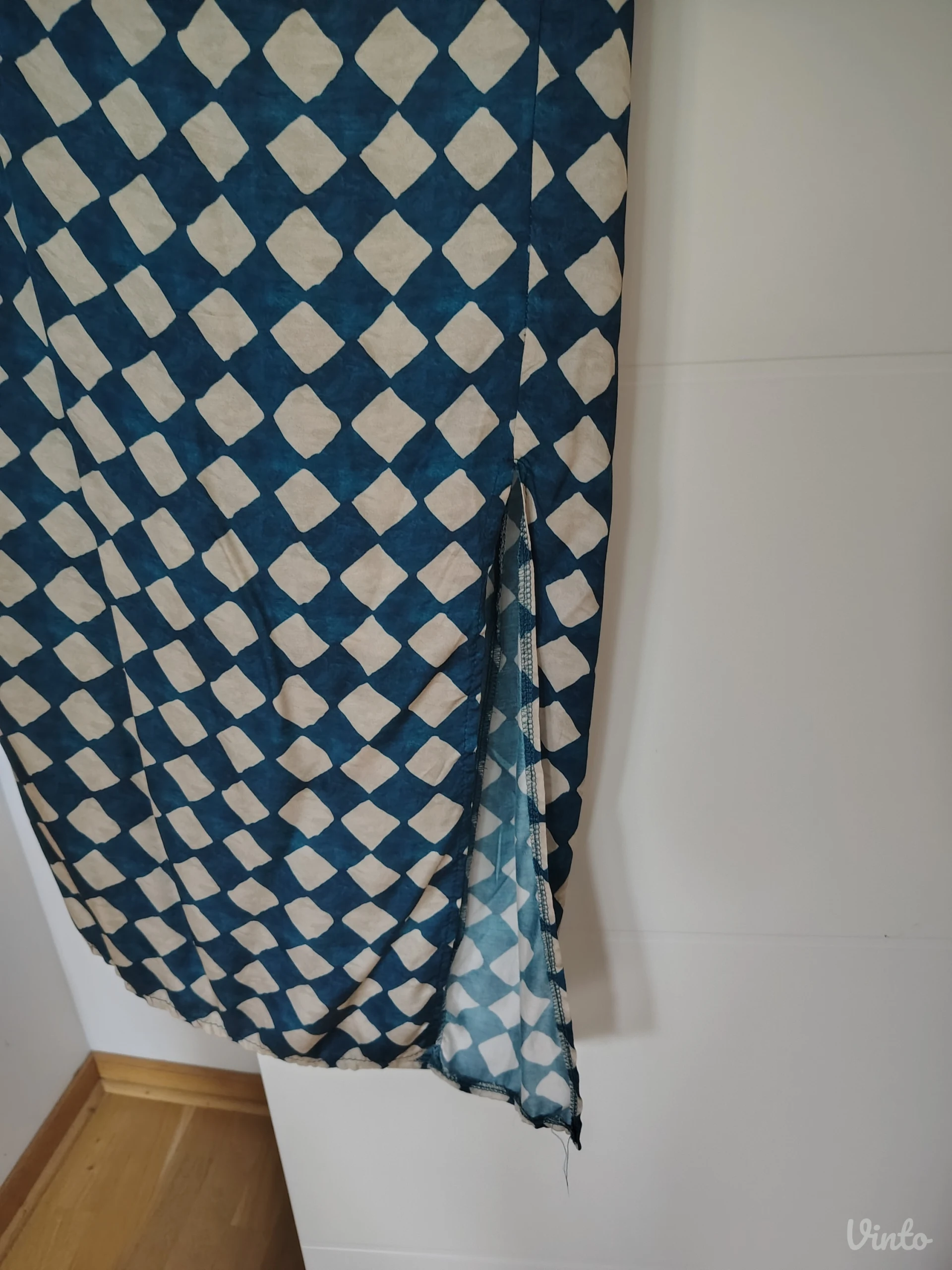 Boutique haljina iz Valensije — jedno rame, mediteranski vibe