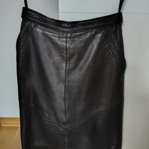 Rosner kožna suknja iz 80-ih – prava mekana koža