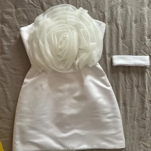 Highness bela haljinica