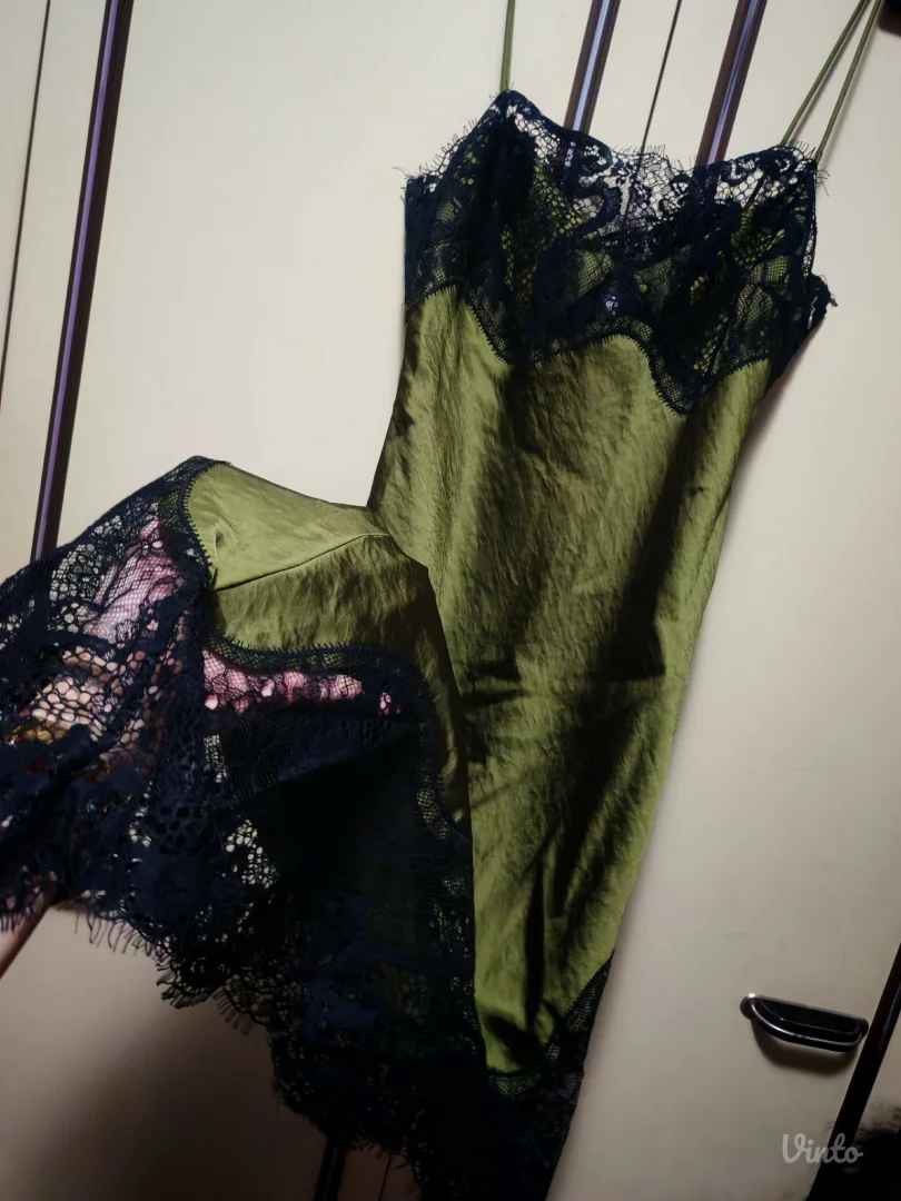 Zara asimetricna svilena maslinasta haljina sa cipkom s, slabiji M