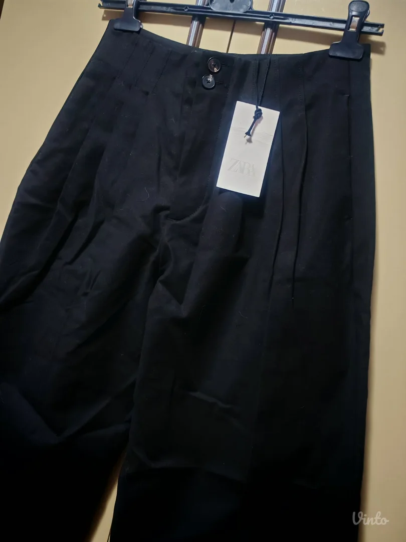 Zara crne pamucne pantalone sa usicima M