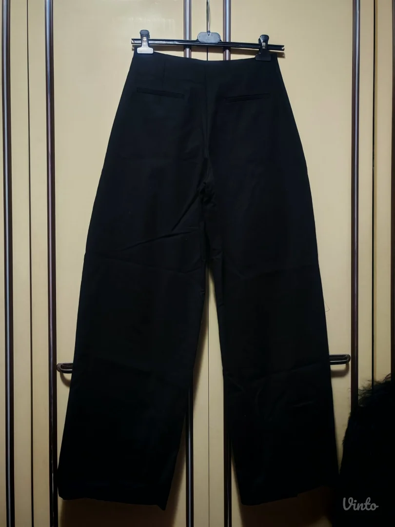 Zara crne pamucne pantalone sa usicima M