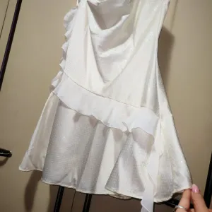 Zara bela ruffle haljina sa strasom s, slabiji M