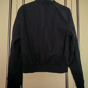 Bershka bomber jakna s