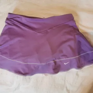 NOVO original Nike DRI FIT suknja sorts S, odg - M
