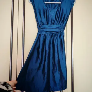 H&M plava kao svilena haljina s - m