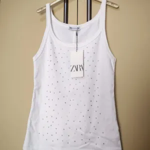 Zara pamucna majica na bretele sa cirkonima M - L
