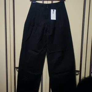 Zara crne pamucne pantalone sa usicima M